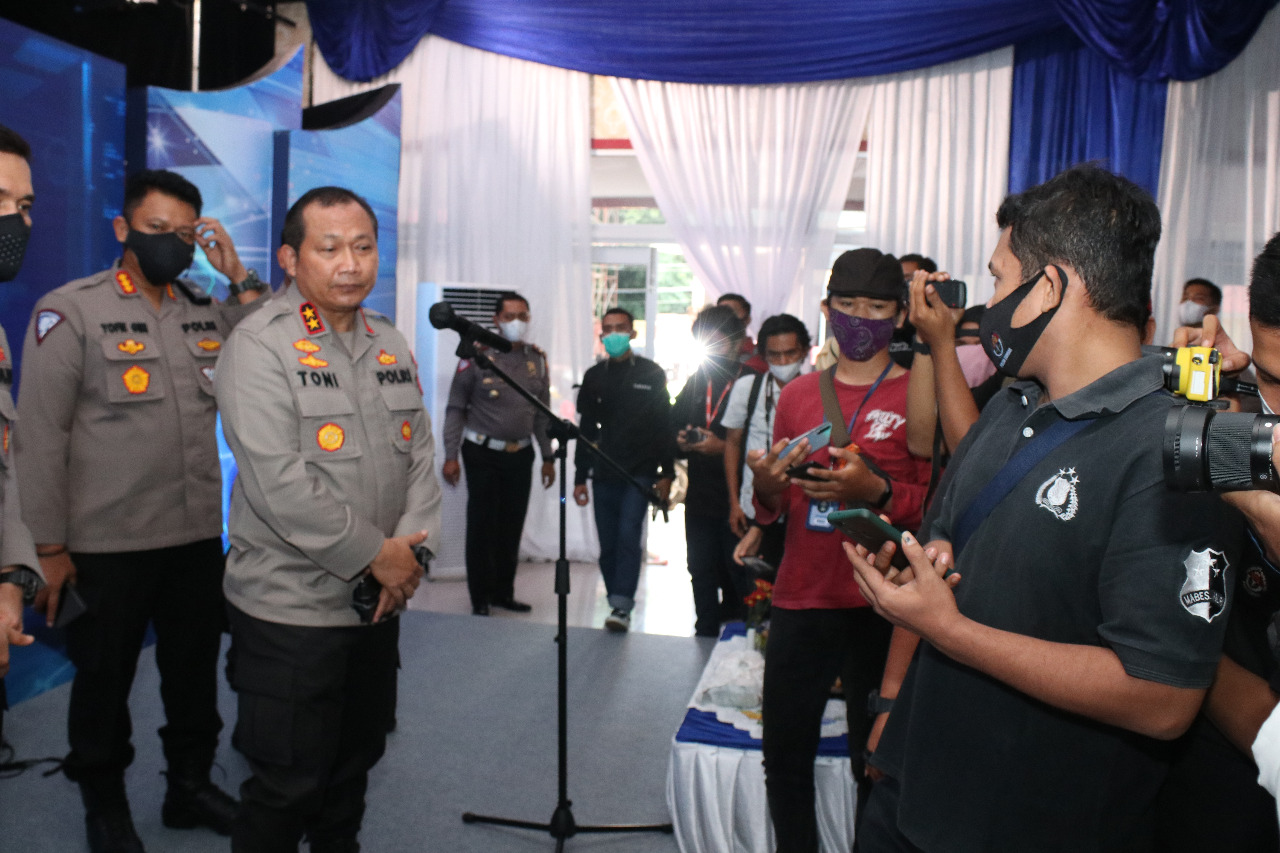 Peresmian E-TLE dan E-Barbuk, Irjen Pol Toni: Memudahkan Deteksi Kendaraan   TNS - Aplikasi E-barbuk (Barang Bukti) dan E-TLE (Electronic Traffic Law Enforcement) telah diresmikan. Untuk aplikasi E-TLE diresmikan langsung oleh Kapolri Jenderal Pol Listyo Sigit, Selasa (24/3) di Jakarta.  Kapolda Sumbar Irjen Pol Toni Harmanto usai meresmikan E-Barbuk menyebut,  aplikasi yang dikembangkan itu merupakan aplikasi yang berbasis digital, dan dibangun dengan melihat realita terkini dilapangan.  "Untuk memudahkan deteksi kendaraan, maka perlunya ada kombinasi antara E-TLE dengan E-Barbuk," ujar Kapolda Sumbar.   Dengan aplikasi ini kata Kapolda, bisa menemukan identitas pemilik kendaraan dari pengungkapan hasil kejahatan. "Seperti kasus pencurian pada tahun 2013 yang lalu dan sekarang terungkap. 8 tahun kejadian bisa ditemukan," ujarnya.   Kapolda berpesan kepada awak media yang hadir, agar dapat menyampaikan aplikasi itu kepada masyarakat.   "Semoga aplikasi ini (Etle) bisa di euforiakan kepada masyarakat," ajak Kapolda Sumbar.  Kemudian, untuk aplikasi E-TLE yang telah diresmikan ini, sementara terdapat 5 buah titik lokasi yang ada di pusat Kota Padang dengan 10 unit kamera pengawas.(*)