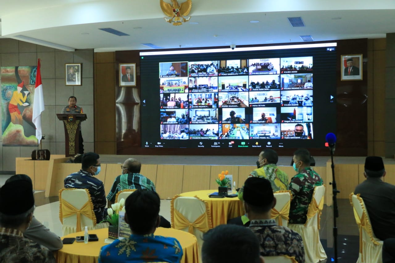 Bersama Forkopimda, Polda Sumbar Gelar Dialog Interaktif Program Nagari Tageh   TNS - Polda Sumatera Barat bersama Forum Komunikasi Pimpinan Daerah (Forkopimda Sumbar) dan Bupati Walikota menggelar dialog interaktif, Jumat (7/5) siang.   Dialog interaktif ini bertemakan "Melalui Program Nagari Tageh, Bersama Kita Tekan Angka Penyebaran Covid-19 di Sumatera Barat" tersebut dilangsungkan di ruang Jenderal Hoegeng lantai IV Polda Sumbar.   Kegiatan dihadiri Wagub Sumbar Audy Joinaldy, Kapolda Sumbar Irjen Pol Drs. Toni Harmanto, MH, Danrem 032 WBR Brigjen TNI Arief Gajah Mada dan Forkopimda Sumbar.   Kemudian juga diikuti oleh Tenaga Ahli dari Kementrian Kesehatan RI bidang penangangan Covid-19, dr. Andani Eka Putra, Wakapolda Sumbar Brigjen Pol Edi Mardianto, S.Ik. M.Si, Pejabat Utama Polda Sumbar, Bupati, Walikota, Kapolres dan Forkopimda se Sumatera Barat.  Awalnya, Audy Joinaldy menerangkan perkembangan situasi terkini terkait kasus positif Covid-19 bersama Kapolda Sumbar. "Dari diskusi, kami bersama bapak Kapolda menginisiasi acara dialog interaktif melalui program Nagari Tageh. Bersama kita tekan angka penyebaran Covid-19 di Sumbar," kata Wagub Sumbar.   Diharapkan dari pertemuan ini ucap Audy, ada produk hasilnya, apa yang harus  dilakukan bersama-sama dalam mencegah penyebaran positif Covid-19.  Bersamaan dengan itu, Kapolda Sumbar Irjen Pol Toni Harmanto menyebut, harapan bersama Nagari tageh ini dapat berkontribusi, diantaranya memiliki data aktual terhadap persebaran Covid-19 ditingkat RT, RW dan Kelurahan.   "Meningkatkan produksi ekonomi dan ketahanan pangan. Beberapa kali, telah dilakukan FGD (Forum Grup Diskusi) bersama dalam membahas Nagari Tageh serta mencegah penyebaran Covid-19," ucap Kapolda.    Kepada para Kapolres di jajarannya, Kapolda memberikan penekanan agar memastikan penggunaan dana desa ini benar-benar digunakan untuk mendukung program Nagari Tageh di wilayah masing-masing.   "Melakukan asistensi dan evaluasi terhadap penggunaan dana desa yang dialokasikan untuk mendukung program Nagari Tageh, sehinga program ini dapat dilaksanakan dengan konsisten," ujarnya.   Kemudian ia meminta, agar  mengendalikan benar pelaksanaan program ini. "Atasi semua persoalan yang ada di lapangan dengan melakukan komunikasi, koordinasi dan kolaborasi bersama stakeholder terkait," pungkasnya.   Dalam kesempatan itu juga, dihadapan Wagub Sumbar dan jajaran Forkopimda, Irjen Pol Toni Harmanto menyampaikan pihaknya juga memberikan reward dan punishment kepada para Kapolres.   Kapolres yang mendapatkan penghargaan untuk juara I diperoleh Kapolres Pariaman, Juara II Kapolres Bukittinggi, dan Juara III Kapolres Padang Panjang.  "Dengan adanya reward dan punishment ini, diharapkan memotivasi para Kapolres bersama Forkopimda nya dalam menekan angka kasus positif Covid-19 tersebut," ungkapnya. (*)