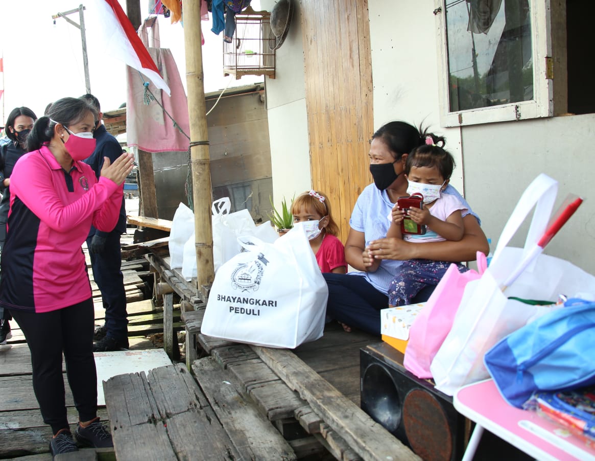 HKGB Ke-69, Ketum Bhayangkari Blusukan Bagikan Bansos ke Nelayan Muara Angke   JAKARTA— Dalam rangka Hari Kesatuan Gerak Bhayangkari ke-69, Ketua Umum Bhayangkari Juliati Sigit Prabowo blusukan untuk memberikan bantuan sosial (bansos) bagi para nelayan yang ada di Kampung Nelayan Muara Angke, Jakarta Utara.   Dalam blusukannya itu, Juliati Sigit Prabowo berdialog dengan para nelayan, warga dan anak-anak di sana. Istri Kapolri ini mendegarkan langsung keluhan para nelayan maupun warga disaat situasi Pandemi Covid-19 yang terjadi saat ini sekaligus memotivasi mereka agar tetap sabar dan melakukan vaksin sebagai ikhtiar melawan virus corona.   “Jaga protokol kesehatan, dan jangan lupa ikut vaksin, kita pasti bisa bersama-sama menghadapi pandemi ini,” kata ibu Juliati Sigit Prabowo saat berdialog dengan warga.   Salah satu nelayan menyampaikan kendati hasil tangkapan ikannya cukup lumayan namun sepi pembeli.   “Semoga bantuan yang diberikan ini dapat meringankan beban para nelayan Muara Angke. Dan semoga Bapak Ibu warga disini tetap sabar ya Pak, semangat,” tambah Juliati.   Adapun bantuan sosial yang dibagikan berjumlah 1.000 paket sembako, 1.000 paket obat-obatan dan vitamin, 2.000 paket roti siap saji, 400 paket alat mandi dan cuci, 115 paket perlengkapan sekolah anak dan 108 bingkisan manakan anak.   Dalam kegiatan ini, Juliati Sigit Prabowo didampingi oleh Ketua Bhayangkari Daerah Metro Jaya Adit M. Fadil Imran bersama Pengurus Pusat dan Pengurus Bhayangkari Daerah Metro jaya serta Ketua Bhayangkari Cabang Pelabuhan Tanjung Priok Ujik Putu Kholis.   “Alhamdulillah Ibu Ketua Umum Bhayangkari dan Ibu Ketua Bhayangkari Daerah Metro Jaya berkenan mengunjungi warga nelayan di Muara Angke, lalu melakukan dialog dengan beberapa warga serta memberikan banyak bantuan,” ujar Ujik Putu Kholis.  Sementara itu, Kapolres Pelabuhan Tanjung Priok AKBP Putu Kholis Aryana mengungkapkan, pemberian bansos ini bukanlah yang pertama kalinya. Pasalnya, Ketum Bhayangkari selama ini telah menyalurkan bantuan kepada warga, terutama mereka yang perekonomiannya paling terdampak.   “Bantuan ini sudah kesekian kalinya diberikan oleh beliau, karena beberapa waktu lalu Polres Pelabuhan Tanjung Priok juga mendistribusikan bantuan serupa ke ABK Kapal, Porter, warga di Kampung Pengupasan Kerang dan juga warga sekitar RW 22 Muara Angke," ungkap Putu Kholis.