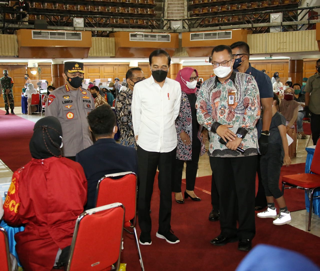 Polri Bersinergi dengan BEM dan OKP Gelar Vaksinasi Merdeka se-Indonesia  Jakarta - Polri bersinergi dengan Badan Eksekutif Mahasiswa (BEM) dan Organisasi Kemasyarakatan dan Pemuda (OKP) menggelar kegiatan vaksinasi merdeka di seluruh Indonesia secara serentak.   Kegiatan ini juga ditinjau langsung oleh Presiden Indonesia Joko Widodo (Jokowi) yang didampingi oleh Kapolri Jenderal Listyo Sigit Prabowo, di Institut Pertanian Bogor (IPB), Rabu (22/9/2021), yang merupakan lokasi acara puncak vaksinasi merdeka tersebut.  Menurut Sigit, sinergitas dengan BEM dan OKP tersebut, merupakan upaya dari Polri untuk mempercepat dan mencapai target yang dicanangkan oleh Presiden Jokowi, terkait vaksinasi satu hari dua juta dosis.  "Vaksinasi Merdeka ini dilaksanakan secara serentak, yang merupakan sinergi antara Polri dengan Badan Eksekutif Mahasiswa (BEM) dan Organisasi Kemasyarakatan dan Pemuda (OKP)," kata Sigit saat mendampingi Presiden Jokowi meninjau vaksinasi merdeka di IPB.  Dalam hal ini, Sigit juga menekankan, sinergi dengan BEM dan OKP juga dapat membantu Pemerintah dalam melakukan sosialisasi pentingnya vaksinasi kepada masyarakat. Sehingga diharapkan, warga tak ragu atau takut untuk melaksanakan vaksin.   Mengingat, kata Sigit, sebagaimana dengan pernyataan Presiden Jokowi, dua kunci pengendalian Covid-19 yakni percepatan vaksinasi dan penerapan protokol kesehatan dengan ketat.   "Sehingga semua masyarakat tahu manfaat vaksin bisa cegah fatalitas dan bentuk kekebalan komunal sebagai persiapan dari pandemi menuju ke endemi," ucap Sigit.  Sigit mengungkapkan, vaksinasi ini diselenggarakan di 96 titik yang meliputi 51 Universitas, 15 Sekolah Tinggi/Institut/Akademi/Politeknik dan 30 Lokasi lainnya seperti Pondok Pesantren (Ponpes), tempat Ibadah, SD, SMK, lapangan, Balairung, Rumah Sakit (RS), Yayasan, Kantor Kecamatan, Aula, Stadion, Balai Desa, Greenpark, Gedung DPRD, Perumahan, Auditorium, Gereja, Mall dan Gedung Wanita.  "Dengan sasaran yaitu mahasiswa, pelajar dan masyarakat umum," ujar mantan Kapolda Banten tersebut.  Dalam kesempatan itu, Presiden Jokowi dan Kapolri juga menyempatkan untuk menyapa secara virtual daerah lainnya yang juga menggelar kegiatan vaksinasi merdeka, yakni Papua Barat, Sumatera Barat (Sumbar), Kalimantan Tengah (Kalteng) dan Kepulauan Riau (Kepri).   Tak hanya itu, vaksinasi merdeka inu juga menyalurkan bantuan sosial (bansos) kepada masyarakat yang perekonomiannya paling terdampak Pandemi Covid-19.   Adapun BEM yang terlibat dalam kegiatan ini diantaranya adalah, BEM-SI, BEM Nusantara, BEM Bulukumba, BEM Universitas Halmahera, BEM UGM, BEM UIN Yogyakarta, BEM Nusantara, BEM Bandung Raya, BEM Muh Banjarmasin, BEM IPB Bogor, BEM Efarina Pematang Siantar, BEM Universitas Riau, BEM Universitas Warmadewa, dan BEM Universitas Muhammadiyah.  Kemudian, 15 OKP yang terlibat yakni, PB Semmi, Rumah Milenial, OKP Sahat, GAMKI, GMNI, GINKA, Barisan Aktifis Muda, JAMNUSA, PMI, Cipayung, Perempuan Milenial Indonesia, Milenial Mitra Polisi, Kaukus Muda Indonesia, MPARA Blora, dan Pemuda Lintas.   Vaksinasi merdeka digelar mulai dari 22 September hingga 23 September 2021. Adapun, vaksin yang dipersiapkan sebanyak 253.297. Sementara, bansos yang disalurkan kepada masyarakat sejumlah 103.247 paket sembako.  Tinjauan vaksinasi merdeka di IPB juga dihadiri oleh Menteri Sekretaris Negara Pratikno, Pangdam Siliwangi Mayjen TNI Agus Subiyanto, Kapolda Jawa Barat Irjen Ahmad Dofiri, Bupati Bogor Ade Yasin, dan Rektor IPB Prof. Dr. Arif Satria.