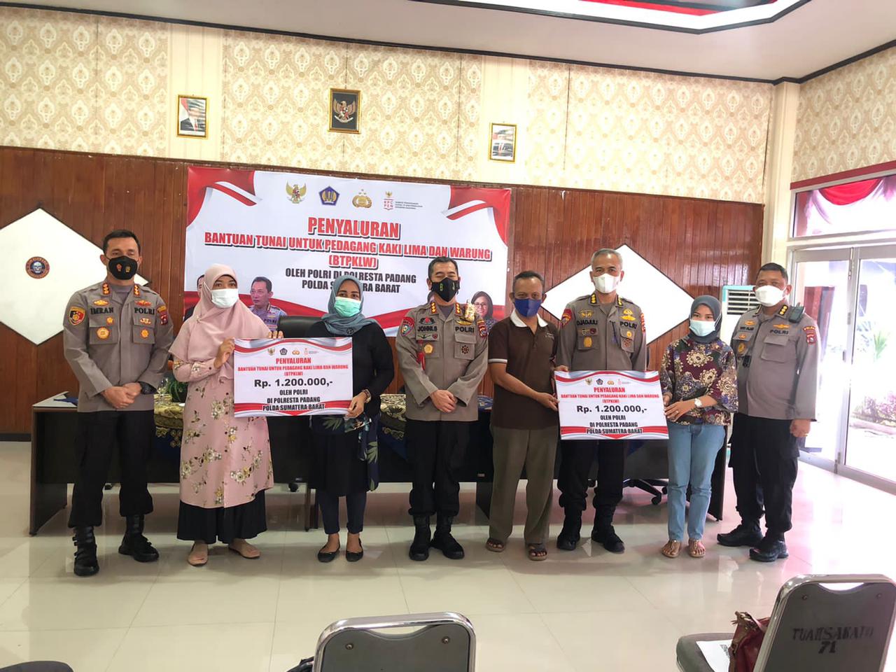 Polda Sumbar Salurkan Bantuan dana BTPKLW Tahap I untuk Pelaku UMKM  TNS - Kepolisian Daerah Sumatera Barat (Polda Sumbar) menyalurkan bantuan dana Bantuan Tunai Pedagang Kaki Lima dan Warung (BTPKLW) tahap I tahun 2021, untuk pelaku Usaha Mikro Kecil Menengah (UMKM).  Penyaluran BTPKLW ini, diberikan oleh Karoops Polda Sumbar Kombes Pol Djajuli, S.Ik, Dirbinmas Polda Sumbar Kombes Pol Drs. Johni Soeroto, Kabid Keu Polda Sumbar Kombes Pol Toto Fajar, MM, dan Kapolresta Padang Kombes Pol Imran Amir, S.Ik, Kamis (23/9) di Ruang Tuah Sakato, Polresta Padang.  "Bantuan tersebut sejumlah Rp. 240.000.000,- untuk 200 pelaku usaha. Dan awalnya ini disalurkan kepada 126 pelaku usaha sejumlah Rp. 151.200.000,-," kata Kabid Humas Polda Sumbar Kombes Pol Satake Bayu Setianto, S.Ik.   Untuk dana sisanya kata Kombes Pol Satake Bayu, pihaknya akan melakukan pendataan pelaku usaha lainnya sehingga bantuan dana tersebut tepat sasaran.   "Sehingga dapat membantu meringankan beban pelaku UMKM yang saat ini berpengaruh akibat pandemi Covid-19," pungkasnya.(*)