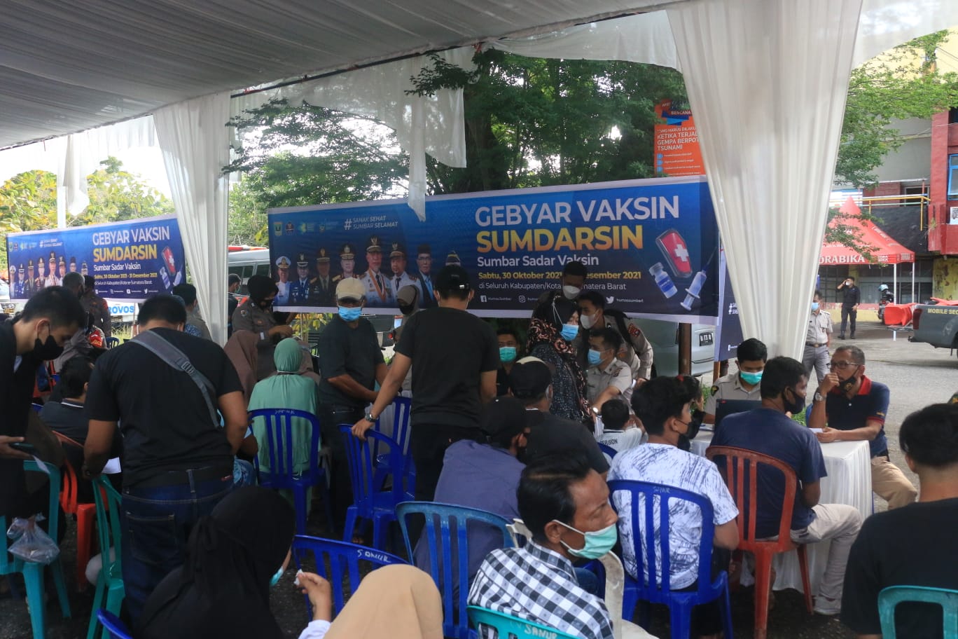 SUMDARSIN, Gelorakan Masyarakat untuk Vaksin   TNS - Pemerintah, TNI, Polri dan stakeholder lainnya berkolaborasi untuk mensukseskan vaksinasi Covid-19. Hal ini bertujuan untuk meningkatkan herd immunity masyarakat guna memutus mata rantai penularan Covid-19.   Di Provinsi Sumatera Barat, pergelaran vaksinasi mengusung Sumbar Sadar Vaksin (SUMDARSIN) yang awalnya dimulai pada Sabtu tanggal 30 Oktober 2021.  Untuk itu, Polda Sumbar bersama jajarannya juga gencar mengajak dan memberikan sosialisasi kepada masyarakat untuk mengikuti SUMDARSIN.  "Kita menggelorakan agar masyarakat mengikuti SUMDARSIN, karena vaksinasi sangat bermanfaat," kata Kabid Humas Polda Sumbar Kombes Pol Satake Bayu Setianto, S.Ik.   Tema SUMDARSIN yang diusung ini, untuk meningkatkan vaksinasi masyarakat di Sumbar, dimana sebelumnya masyarakat yang belum tersadar dari manfaat vaksin Covid-19 itu sendiri sehingga dengan menggelar Sumdarsin masyarakat menambah keinginannya untuk di vaksin.   "Sekarang kita lihat sudah banyak yang vaksin, dan kedepannya harapan kita bersama adalah makin bertambah banyak yang divaksin," ujarnya.   Apalagi, saat pergelaran Sumdarsin tersebut juga terdapat doorprize seperti sepeda motor, sepeda dan hadiah hiburan menarik lainnya.   "Selain kegiatan vaksin, pada Sumdarsin yang berada di stadion GOR H Agus Salim Padang juga ada pemberian doorprize, pembagian sembako, ada jualan UMKM," ujarnya.   Selain itu, dari Satbrimob Polda Sumbar juga menyediakan dapur umum untuk makan gratis. "Kita siapkan juga tempat ibadah sholat," pungkasnya.(*)
