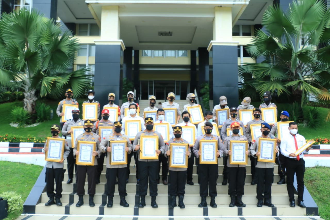 Ini Nama-nama Personel Polda Sumbar yang Menerima Penghargaan dari Kapolda Sumbar   TNS - Sebanyak 36 personel Polda Sumatera Barat yang terdiri dari Pamen, Pama, Bintara dan PNS Polri mendapatkan penghargaan dari Kapolda Sumbar Irjen Pol Teddy Minahasa, S.Ik. SH.  Penghargaan diberikan dalam upacara pemberian penghargaan, Senin (8/11) di halaman Mapolda Sumbar. Sesuai dengan Keputusan Kapolda Sumbar Nomor:516/XI/2021.  Ke 36 personel Polda Sumbar yang menerima penghargaan adalah sebagai berikut: Kombes Pol Toto Fajar Prasetyo, SE. MM (Kabidkeu Polda Sumbar), atas Pencapaian 100% Pelaksanaan kegiatan pemberian Bantuan Tunai Pedagang Kaki Lima dan Warung (BTPKWL) Polda Sumbar.    AKBP Muhammad Ikhwan Lazuardi, SH. S.Ik (Kapolres Sijunjung), Terbaik I Kapolres yang telah berhasil membawa lebih dari target masyarakat pada kegiatan vaksinasi massal dalam rangka SUMDARSIN hari Rabu, 3 November 2021.   AKBP Ricardo Condrat Yusuf, SH. S.Ik. MH (Kapolres Sawahlunto), Terbaik II Kapolres yang telah berhasil membawa lebih dari target masyarakat pada kegiatan vaksinasi massal dalam rangka SUMDARSIN hari Rabu, 3 November 2021.  AKBP Apri Wibowo, S.Ik (Kapolres Solok), Terbaik III Kapolres yang telah berhasil membawa lebih dari target masyarakat pada kegiatan vaksinasi massal dalam rangka SUMDARSIN hari Rabu, 3 November 2021.  Kompol M. Alfristan (PS. Kasubdit Binpolmas Ditbinmas Polda Sumbar), Terbaik I personel Satker Polda Sumbar yang telah berhasil membawa lebih dari target masyarakat pada kegiatan vaksinasi massal dalam rangka SUMDARSIN hari Rabu, 3 November 2021.  Bripda M. Rizki Ramadhan (BA Ditsamapta Polda Sumbar), Terbaik II personel Satker Polda Sumbar yang telah berhasil membawa lebih dari target masyarakat pada kegiatan vaksinasi massal dalam rangka SUMDARSIN hari Rabu, 3 November 2021.  Ipda Roni Sulriendi, SH. MH (Pamin Spripim Polda Sumbar), Terbaik III personel Satker Polda Sumbar yang telah berhasil membawa lebih dari target masyarakat pada kegiatan vaksinasi massal dalam rangka SUMDARSIN hari Rabu, 3 November 2021.  Selanjutnya, penghargaan kepada Satker yang telah berhasil membawa lebih dari target masyarakat pada kegiatan vaksinasi massal dalam rangka SUMDARSIN hari Rabu, 3 November 2021, yaitu Terbaik I oleh Ditsamapta Polda Sumbar, Terbaik II Ditpamobvit, dan Terbaik III adalah SPN Polda Sumbar.   Selain itu, pada tiap-tiap Satker juga dipilih satu personel terbaiknya yang telah berhasil membawa lebih dari target masyarakat pada kegiatan vaksinasi massal dalam rangka SUMDARSIN hari Rabu, 3 November 2021.  Terakhir, penghargaan diberikan kepada Penata I Ns. Dien Novita sebagai vaksinator terbaik pada kegiatan vaksinasi massal SUMDARSIN pada Rabu, 3 November 2021.(*)
