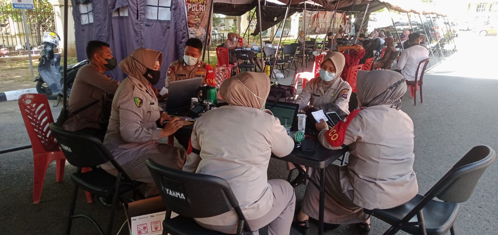 Operasi Zebra Singgalang 2021, Polda Sumbar gelar SUMDARSIN   TNS - Polda Sumatera Barat membuka gerai Vaksin SUMDARSIN (Sumbar Sadar Vaksin) di halaman dan basement Mapolda Sumbar, Kamis (18/11).  Vaksinasi massal secara gratis ini dilaksanakan dalam rangka Operasi Zebra Singgalang 2021, dan sebagai bentuk upaya Polda Sumbar demi percepatan vaksinasi.  Terlihat sejak pagi sekitar pukul 08.30 WIB, ratusan masyarakat telah hadir di Mapolda untuk mendapatkan pelayanan vaksin Covid-19.   Awalnya, masyarakat yang datang dipandu oleh petugas untuk dibantu pendaftaran. Usai mendaftar, selanjutnya diarahkan kepada petugas tenaga kesehatan untuk dilakukan pemeriksaan kesehatan (screening) dan kemudian menuju tempat vaksin.   Kabid Humas Polda Sumbar Kombes Pol Satake Bayu Setianto, S.Ik mengatakan, pelaksanaan SUMDARSIN yang digelar Polda Sumbar dan jajaran adalah sebagai upaya akselerasi Vaksin Covid-19 di Sumbar.   "Di Polda Sumbar dan Polres-polres sejajaran juga melaksanakan SUMDARSIN. Dalam rangka Operasi Zebra Singgalang 2021," katanya.   Selain masyarakat umum, kata Kabid Humas, pelaksanaan vaksinasi Covid-19 di Polda Sumbar terdapat pelajar dan beberapa komunitas masyarakat yang mengikutinya.   "Mudah-mudahan dengan banyaknya masyarakat di Sumatera Barat yang di vaksin, maka nantinya diharapkan masyarakat di Provinsi Sumbar menjadi herd immunity," pungkasnya.(*)