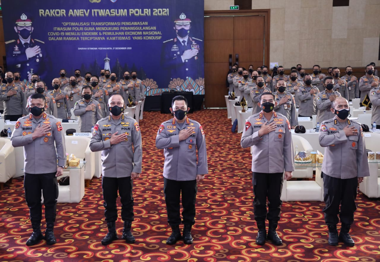 Kapolri Tekankan Itwasum Polri Harus Jadi Wasit Tegas yang Tak Ragu Keluarkan Kartu Merah  DIY - Kapolri Jenderal Listyo Sigit Prabowo menghadiri rapat koordinasi analisa dan evaluasi (Anev) Inspektorat Pengawasan Umum (Itwasum) Polri, di Yogyakarta, Jumat (17/12/2021).  Dalam kesempatan tersebut, Sigit menyampaikan pesan dari Presiden Joko Widodo (Jokowi), soal peran utama dari fungsi pengawasan adalah untuk tetap menjamin suatu organisasi berjalan sebagaimana mestinya agar dapat mencapai tujuan yang diharapkan.   "Baik perencanaannya, kesiapan SDM-nya, logistiknya, bagaimana pemanfaatan penggunaan anggaran. Sehingga betul-betul bisa dipertanggungjawabkan. Karena memang basis dari kinerja berbasis anggaran bagaimana pertanggungjawabkan semua, sehingga akuntabel, efektif dan efisien," kata Sigit mengawali pengarahannya.   Di dalam organisasi Polri, Sigit menekankan bahwa Itwasum Polri merupakan salah satu bagian yang sentral. Sigit mengibaratkan bahwa, Itwasum adalah seorang wasit di dalam pertandingan olahraga. Yang dimana, harus mampu bersikap tegas ketika adanya pelanggaran-pelanggaran yang terjadi.   "Ibarat suatu pertandingan olahraga rekan-rekan adalah seorang wasit yang mampu menjadi wasit yang tegas. Sehingga pertandingan bisa berjalan dengan baik, berjalan dengan fair, tidak ada pemain yang melakukan pelanggaran, offside atau bahkan kita ikut larut ke dalam salah satu klub pemain," ujar eks Kapolda Banten itu.   Sebagai wasit yang tegas, kata Sigit, harus tahu kapan mesti mengeluarkan kartu kuning dan kartu merah. Bahkan, juri lapangan itu juga bisa mengeluarkan pemain dalam suatu pertandingan apabila melakukan pelanggaran yang keras.   "Sehingga pada saat waktunya melihat kapan ini harus diberikan kartu kuning. Rekan-rekan juga tidak ragu-ragu kapan diberikan kartu merah. Bahkan rekan-rekan juga bisa meminta pemain keluar," ucap mantan Kabareskrim Polri ini.   Analogi itu, kata Sigit, Itwasum harus berperan sebagai pihak yang memastikan bahwa Polri sudah sesuai dengan tugas pokoknya yakni, melayani, melindungi dan mengayomi masyarakat. Sehingga, tingkat kepercayaan masyarakat akan terus meningkat terhadap institusi Korps Bhayangkara.   "Sehingga betul-betul bisa melaksanakan tugas pokoknya melindungi, melayani dan mengayomi secara profesional. Kemudian muncul kepercayaan. Karena pelayanan yang baik dan kemudian harapan kita kepuasan publik yang tentunya akan makin meningkat. Kepercayaan publik akan semakin meningkat tentunya ini sangat baik untuk organisaisi kedepan. Penting sekali kepercayaan dan kepuasan publik. Sehingga Polri hadir dilapangan betul-betul dicintai masyarakat," papar Sigit.  Lebih dalam, Sigit meminta kepada Itwasum Polri untuk bisa beradaptasi dengan perkembangan lingkungan strategis. Perkembangan teknologi informasi dan tantangan lainnya, kata Sigit, Polri harus bisa cepat beradaptasi dengan hal tersebut.   "Demikian juga disikapi seluruh personel Polri untuk betul-betul kemudian bisa atasi ini semua. Tentunya peran dari Itwasum Polri selalu mengingatkan dan memanfaatkan perkembangan lingkungan strategis yang ada. Seperti pemanfaatan teknologi informasi. Bagaimana mau tidak mau kita harus transparan dan akuntabel. Ini menjadi harapan publik yang terus berkembang dan kita mengawal serta menjaga agar organisasi betul-betul mencapai tujuan dengan baik," tutur Sigit.  Lebih dalam, Sigit memaparkan soal transformasi menuju Polri Presisi di bidang pengawasan yang mencakup pengawasan terhadap seluruh bidang transformasi organisasi, operasional dan pelayanan publik. Itwasum Polri harus memastikan mengawal hal itu berjalan sesuai dengan apa yang sudah ditargetkan.   Terkait manajemen pengawasan, Sigit menyampaikan harus meliputi, memberikan penjaminan kualitas, memberikan konsultasi, perumusan kebijakan, pengembangan dan perencanaan, memberikan arahan dan bimbingan teknis, serta pendampingan kegiatan.   Dari semua hal itu nantinya diharapkan, terjadinya pelaksanaan audit, reviu, pemantauan tindaklanjut, evaluasi, sosialisasi, dan asistensi serta pengendalian mutu. Sehingga dapat terwujud proses manajemen yang terlaksana dengan baik.  Terkait hal itu, Sigit mengungkapkan, Posko Presisi yang dibentuknya masih terus melakukan pengawasan terkait dengan hal tersebut. Penilaian itu dilaksanakan dalam rangka adanya satu ukuran baik dari kuantitas maupun kualitas.   "Terkait program transformasi di bidang pengawasan sudah disampaikan ada 3 hal, pengawasan oleh pimpinan pada setiap kegiatan, penguatan di fungsi pengawasan dan pembentukan fungsi pengawasan masyarakat. Dimana dari 3 program itu pencapaiannya hampir 100 persen jadi dalam hal ini saya ucapkan selamat ke rekan-rekan," kata Sigit.   Sigit menekankan soal penanganan aduan masyarakat ke aparat kepolisian. Saat ini, kata Sigit, Polri telah memiliki wadah Dumas Presisi dan Dumas Surat. Karenanya, Ia meminta jajarannya agar melakukan tindaklanjut dari pengaduan masyarakat dengan memberikan pelayanan yang responsif, komunikatif, manajemen pengaduan yang baik, petugas yang profesional, perkembangan penanganan dan Hotline pengaduan.   "Sehingga aduan masyarakat bisa kita tindaklanjuti. Bila kita melakukan langkah-langkah keliru maka muncul masalah baru. Yang tadinya aduan tidak benar tapi kita tidak pas menanggapinya itu jadi masalah baru. Harapan masyarakat harus bisa terjawab. Kalau bisa lakukan pengawalan, harapan masyarakat pasti aduan ditindaklanjuti," ujar Sigit.   Sigit juga menyinggung fenomena di media sosial yang kerap mengangkat pelanggaran dari personel kepolisian. Ia juga membahas kemunculan beberapa tagar Bahkan, muncul stigma tidak viral maka proses hukum tidak berjalan.   Terkait fenomena itu, Sigit menekankan harus ada proses evaluasi untuk menghilangkan stigma yang berkembang di masyarakat. Menurut Sigit, evaluasi itu menjadi bagian dari Polri dewasa ini yang tidak anti-kritik terhadap masukan dari masyarakat.   "Ini waktunya kita berbenah untuk melakukan hal yang lebih baik. Bagaimana kita melihat perkembangan medsos terkait peristiwa yang diupload. Ini menjadi tugas kita semua," jelas Sigit.   Menurut Sigit, semua personel kepolisian saat ini harus mampu keluar dari zona nyaman. Hal itu demi mewujudkan harapan masyarakat sebagai Polri yang dicintai dan diharapkan.   Oleh karena itu, Sigit menyebut, harus ada jiwa kepemimpinan yang kuat dan melekat di setiap personel Korps Bhayangkara. Pemimpin, kata Sigit, harus memberikan pelayanan, membawa visi-misi organisasi, memahami lapangan, cepat mengambil keputusan, dan memahami kesulitan anggota.   "Ini harus diberikan pemahaman. Sehingga level manager dari bawah sampai atas  menyesuaikan. Harapan saya menjadi pemimpin melayani bukan dilayani. Jadi tolong dibantu mengawasi," tutup Sigit.