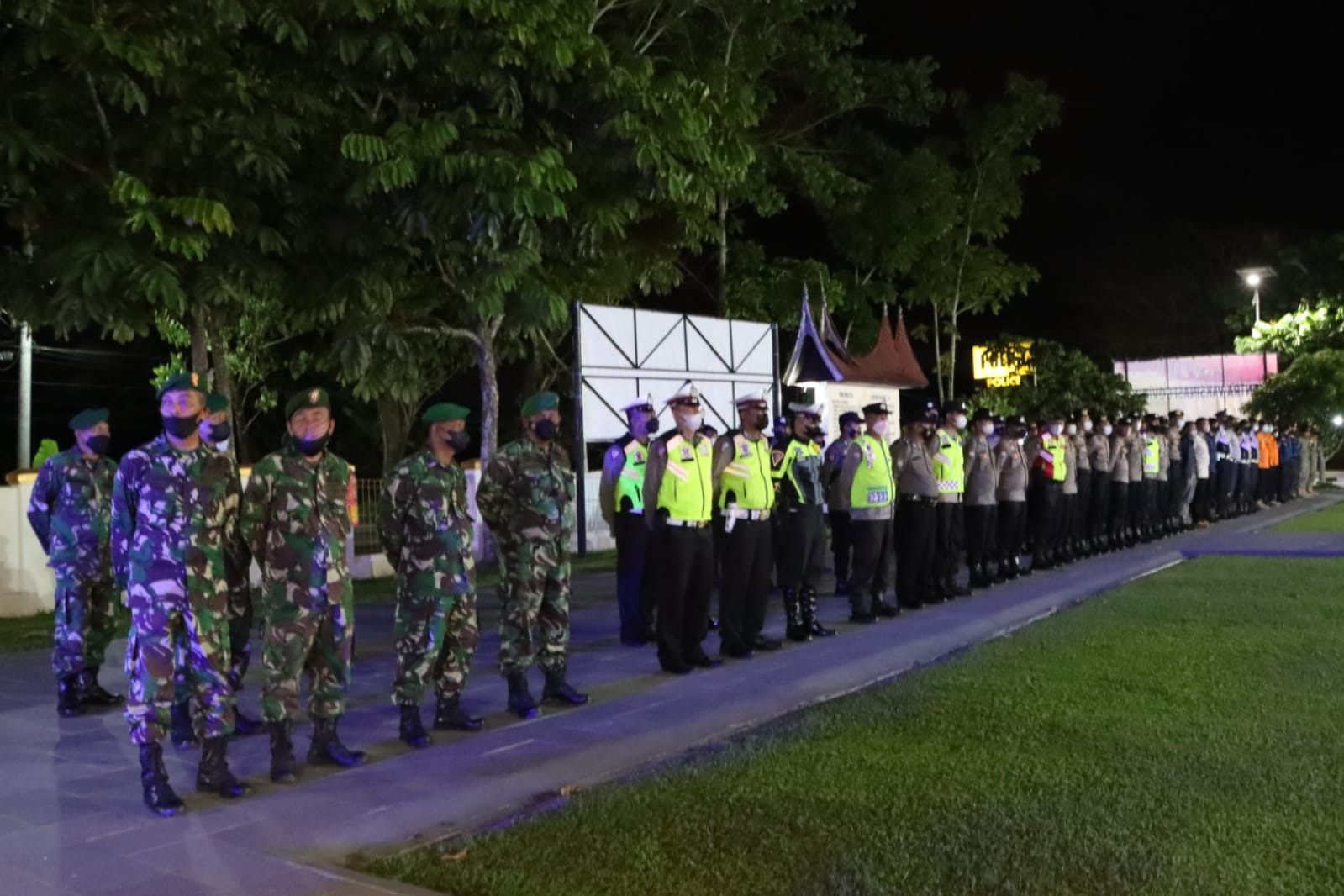 Apel Pengamanan Malam Tagbiran Personel Polres 50 Kota Bersama TNI dan Instansi Terkait.