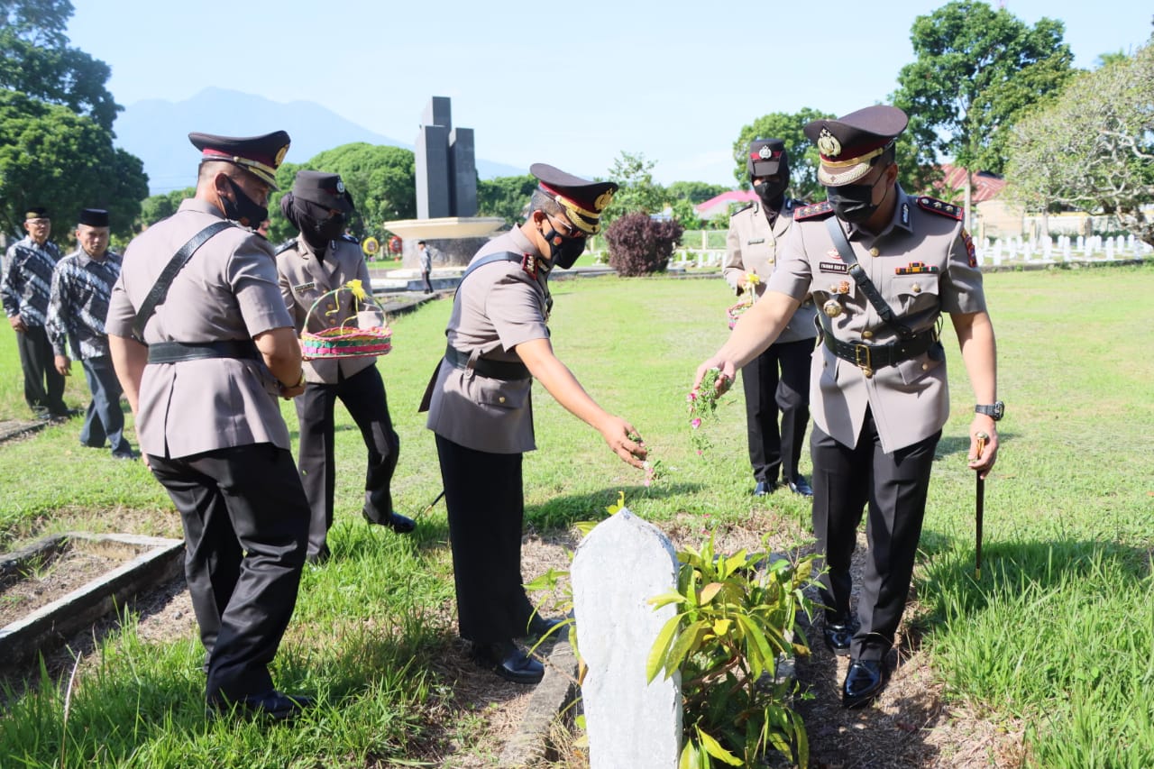 Dalam Rangka Hari Bhayangkara Ke-76 Polres 50 Kota dan Polres Payakumbuh Lakukan Tabur Bunga di Taman Makam Pahlawan