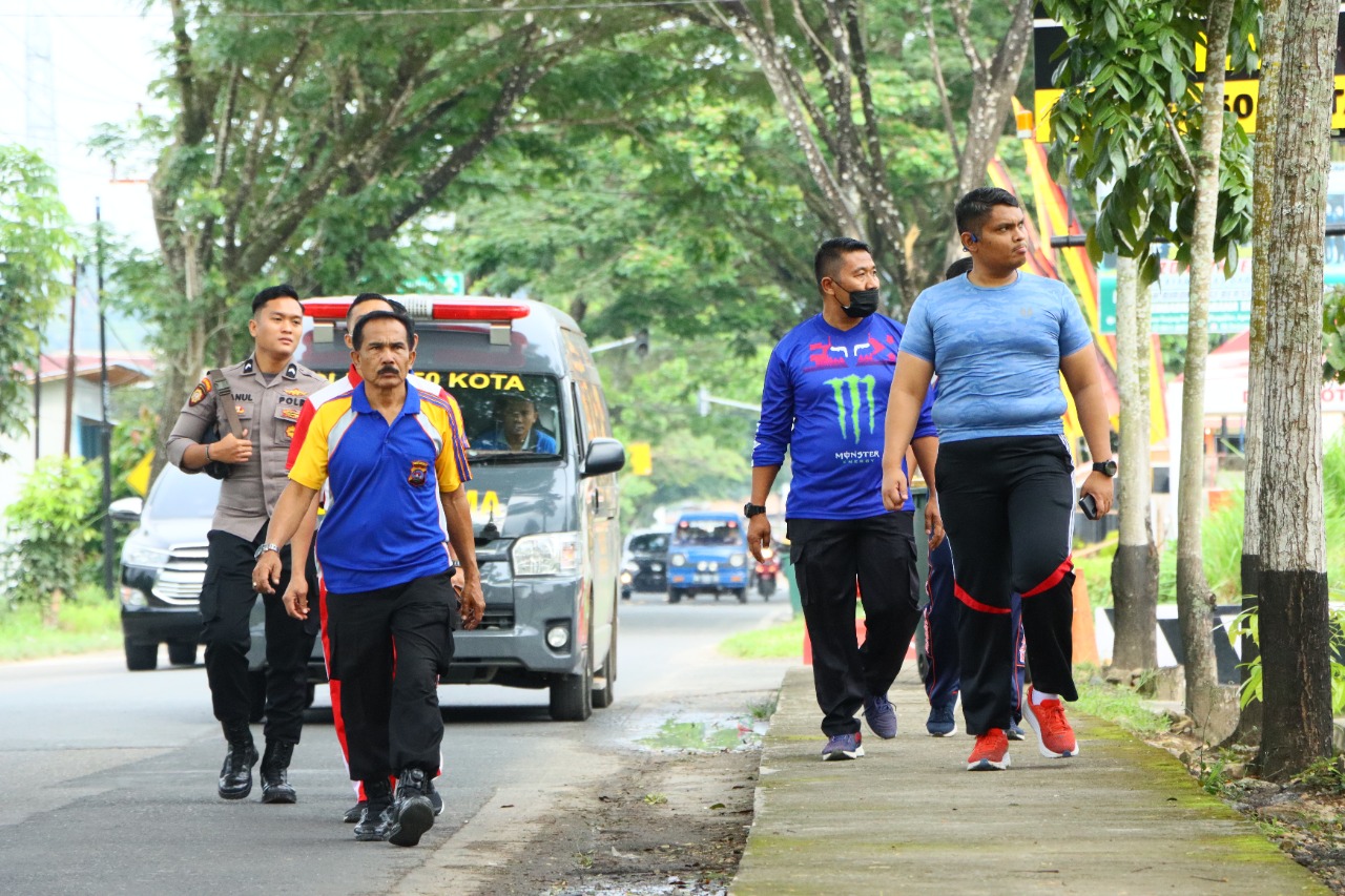 Kapolres 50 Kota Pimpin Olahraga Pagi Bersama Personel Polres Dengan Jalan Santai.