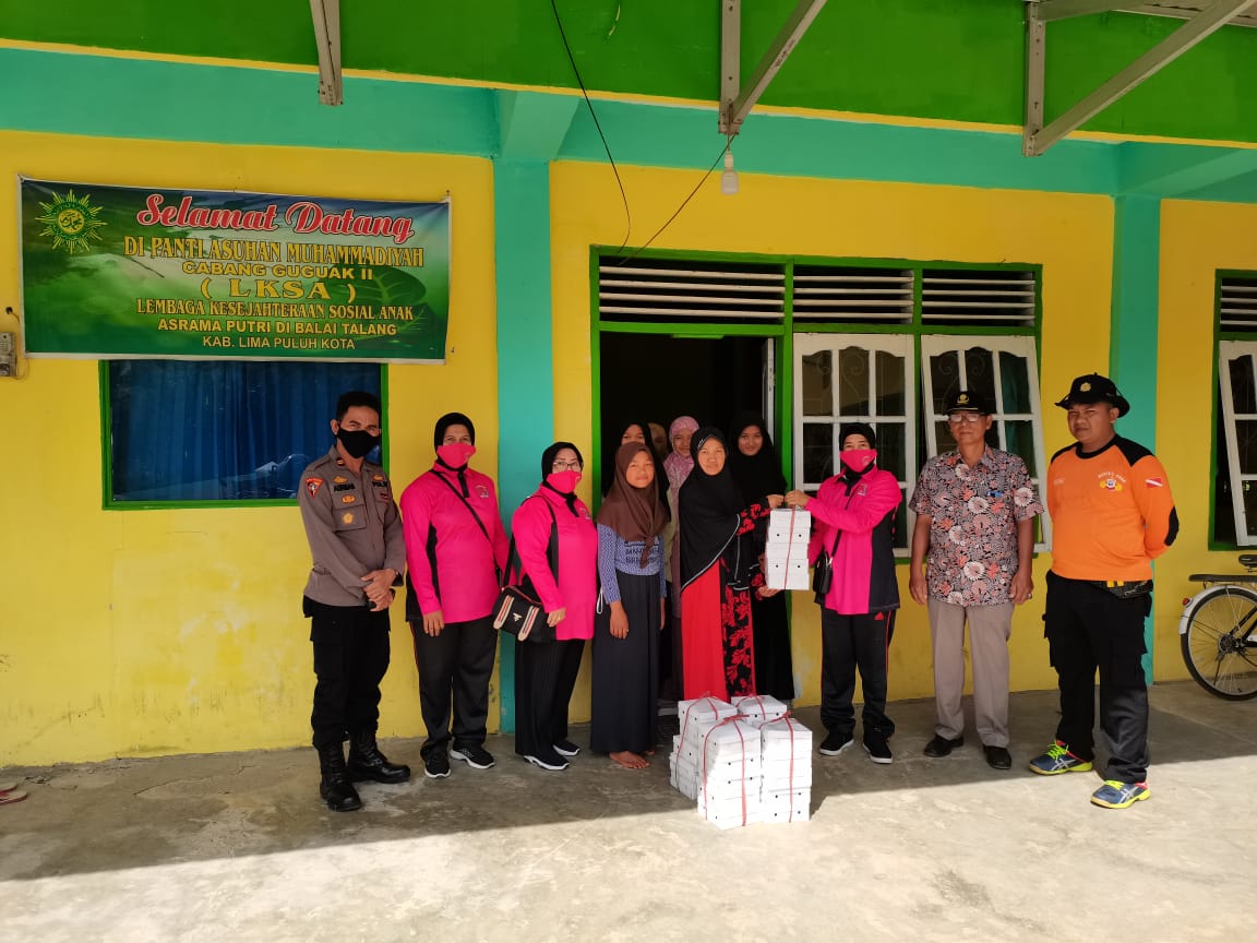 Jum'at Berkah, Polres 50 Kota Besama Bhayangkari Cabang 50 Kota Berikan Nasi Kotak Kepada Masyarakat