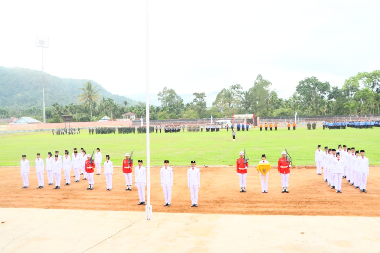 Pengibaran Bendera Merah Putih di Lapangan Gor Singa Harau Kabupaten Limapuluh Kota