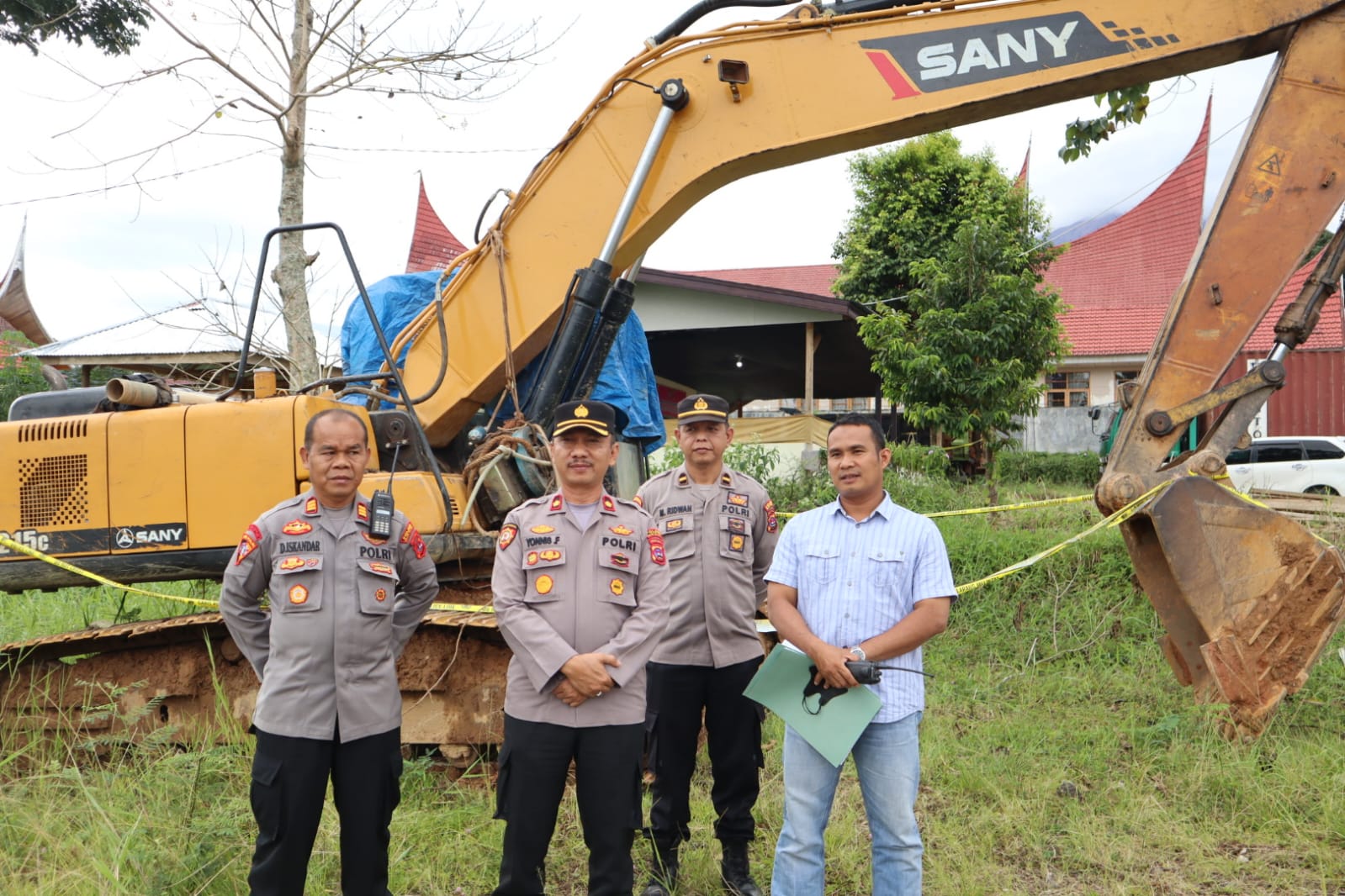 4 Pelaku Tambang Emas Ilegal Beserta 1 Unit Excavator Di Tangkap Satuan Reskrim Polres Solok Selatan