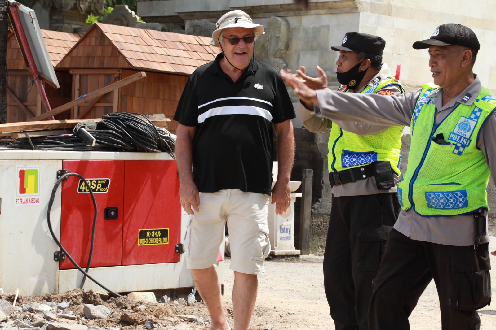 Senyum dan Sapa Strategi Polri Saat Patroli Pengamanan KTT G20 di Pantai Kuta