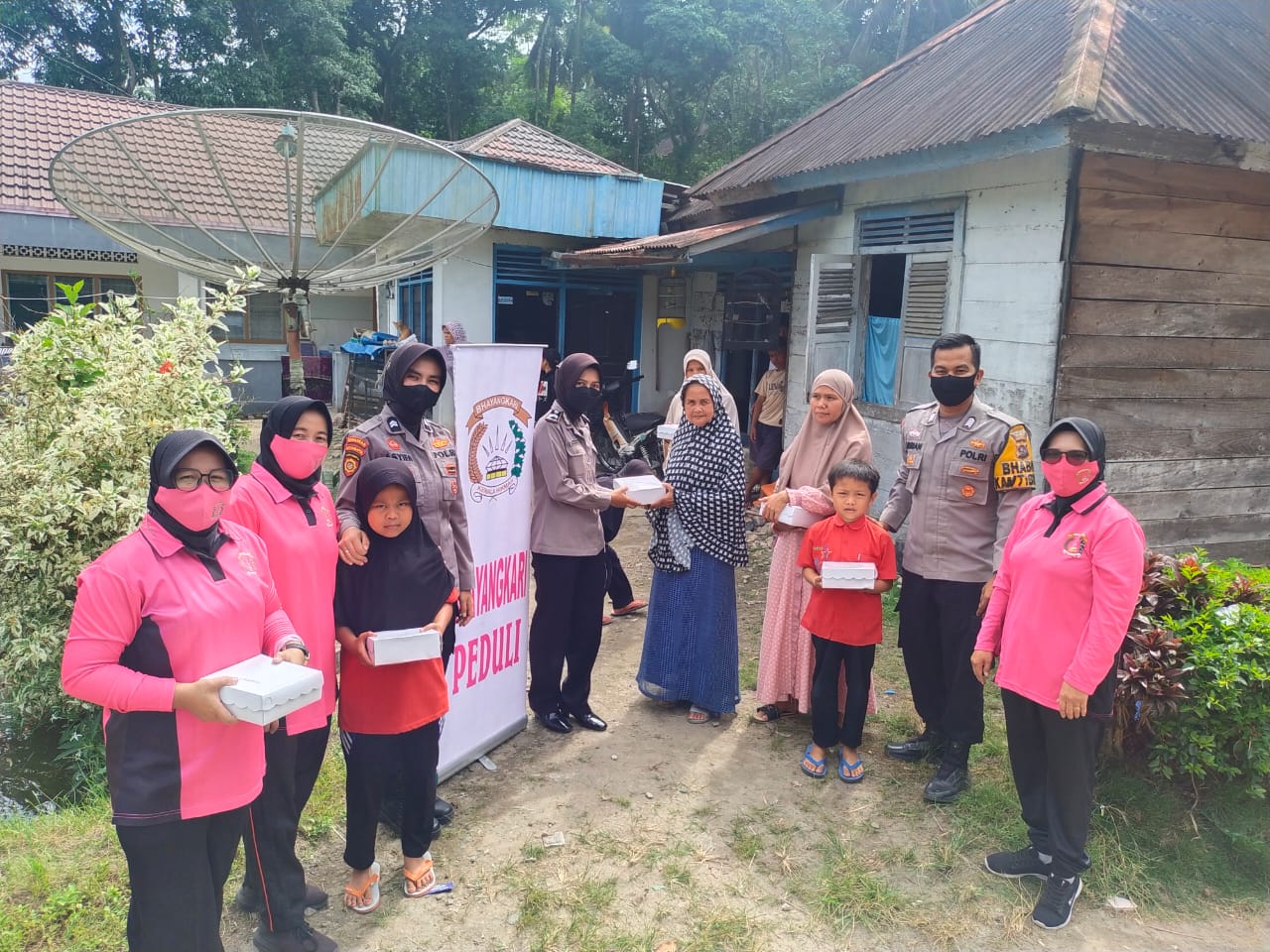 Jum'at Barokah, Polwan Polres 50 Kota Bersama Bhabinkamtibmas dan Bhayangkari Bagi-bagi Nasi Kota