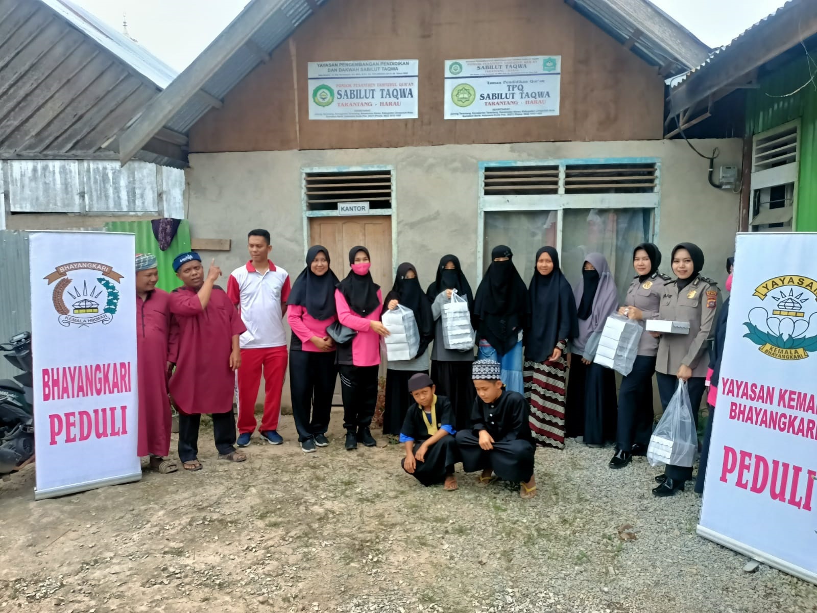 Jum'at Berkah, Polwan Polres 50 Kota Bersama Bhabinkamtibmas dan Bhayangkari Bagi-bagi Nasi Kota