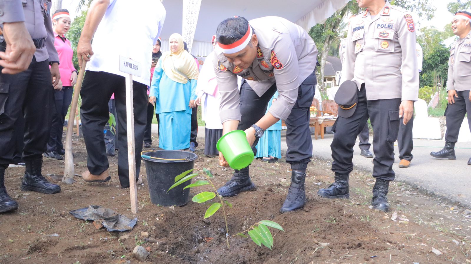 Lestarikan Negeri, Polri Tanan Satu Juta Pohon Serentak di Nusantara