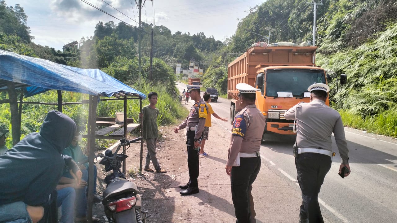 Personel Sat Lantas Polres 50 Kota Lakukan Patroli di Jalan Buka Tutup Batas Provinsi Sumatera Barat dan Riau
