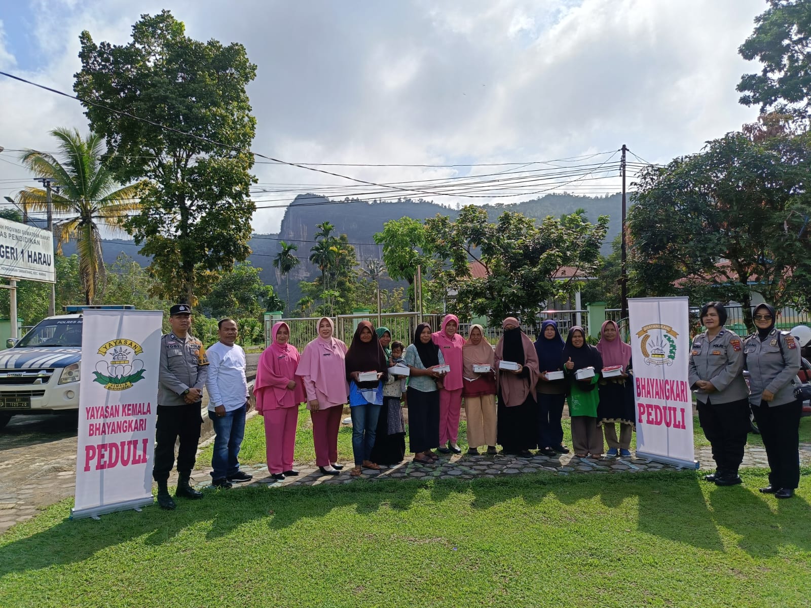 Jum'at Berkah, Polwan Polres 50 Kota Bersama Bhabinkamtibmas dan Bhayangkari Bagi-bagi Nasi Kota