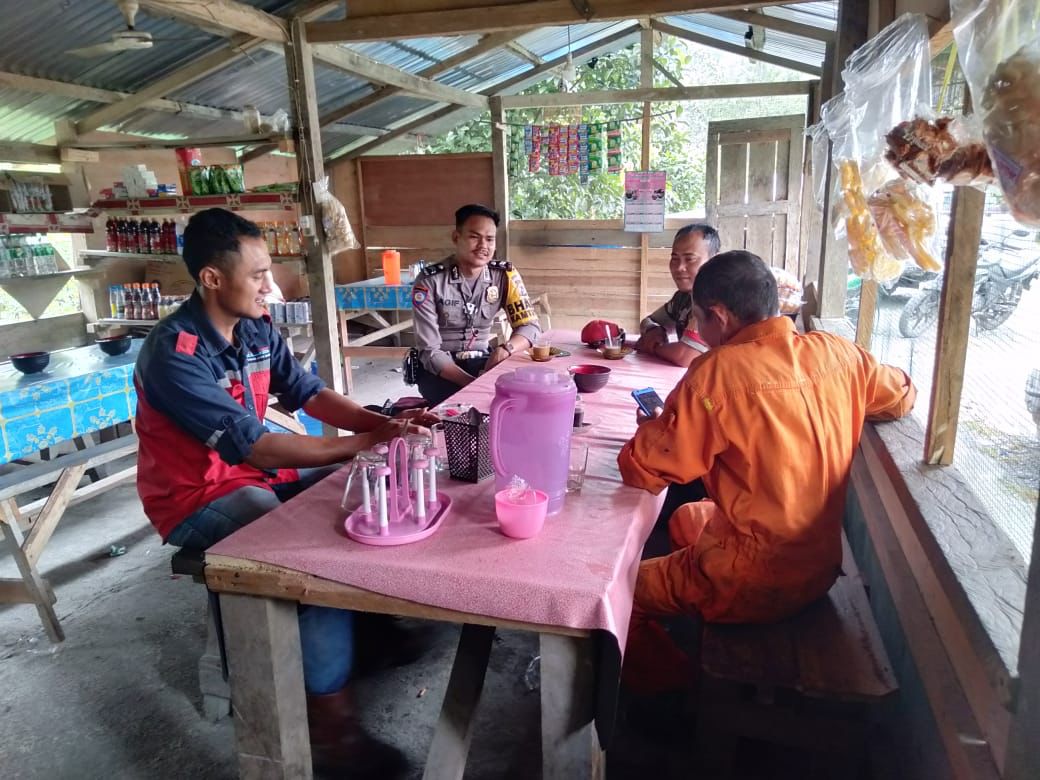 Wujud Sinergitas TNI-Polri, Menjelang Pemilu Damai Bhabinkamtibmas bersama Babinsa Melaksanakan Sambang Warga desa Binaannya