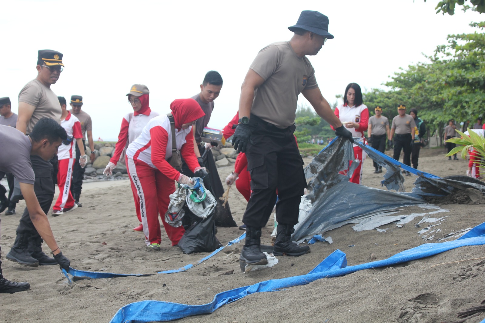 Peduli Kebersihan, Polda Sumbar Gelar Bersih-bersih di Pantai Padang