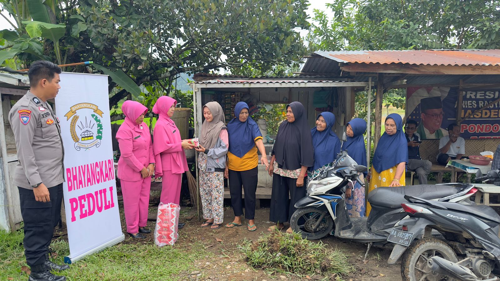 Jum'at Berkah, Polwan Polres 50 Kota Bersama Bhabinkamtibmas dan Bhayangkari Bagi-bagi Nasi Kotak